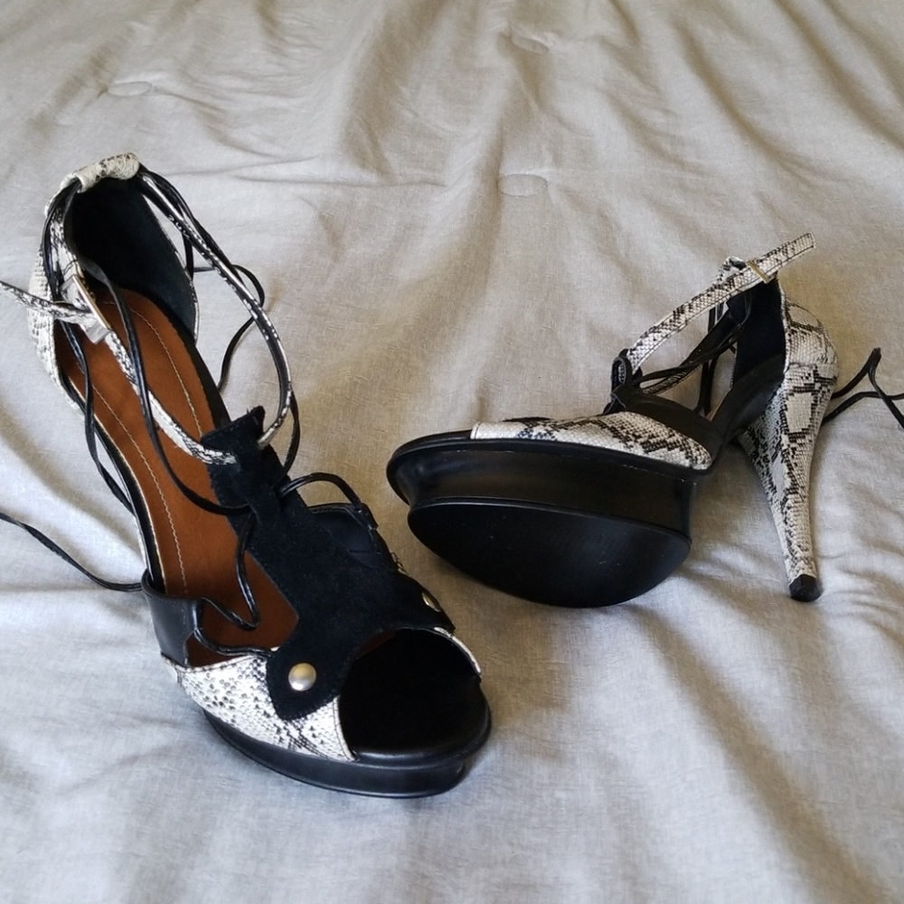 Andrea's high heals - Picture 3 of 5